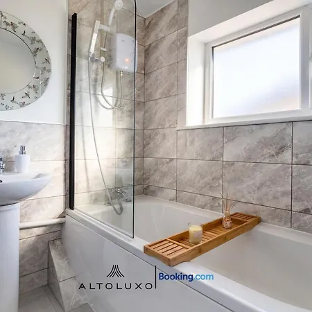 Apartment Orchid 2 Luxury 3br House By Altoluxo Short Lets & Serviced With Free Wifi & Parking *