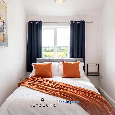 Orchid 2 Luxury 3br House By Altoluxo Short Lets & Serviced With Free Wifi & Parking Bristol